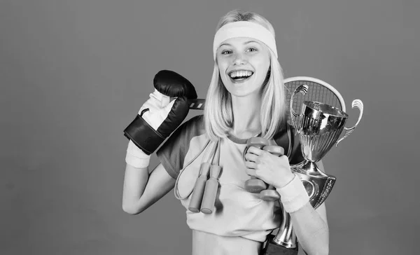 Campione di fitness. Concetto di campione. Ragazza donna moderna di successo tenere calice d'oro del campione. Donna brava nel tennis jumping boxe sport fitness. Come trovare il tempo per tutto. Campione sportivo — Foto Stock