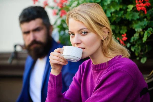 Problema en la relación. mujer y hombre con barba relajarse en la cafetería. Pareja enamorada en una cita romántica. Primer encuentro de chica y hombre maduro. Café matutino. Brutal barbudo hipster y chica beber café —  Fotos de Stock