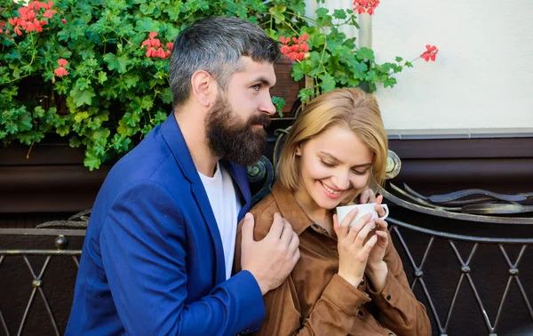 Eğlenceli hissediyorum. kız ve olgun adam buluşuyor. kadın ve sakal ile adam kafede rahatlayın. sakallı hipster ve kız içecek kahve. Romantik randevuya aşık bir çift. Sabah kahvesi. Hiçbir bakım ve acele