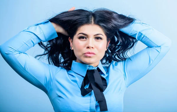 Kvinna ganska brunett flicka makeup ansikte. Lockig frisyr. Frisör tips. Professionell vård färgat hår. Brunette hår vård. Uppmuntra glans och hanterbarhet. Maximal glans för vackert hår — Stockfoto