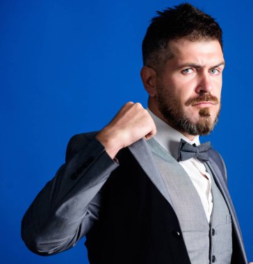 Kendine güvenen ve istihbarat. yay kravat sakal ile işadamı. Aesthete. şık sanat yönetmeni. Modern hayatta iş. Olgun illüzyonist. Düğün için hazır gelin damat. resmi takım elbiseli sakallı adam