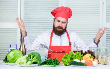 sakallı adam. Şef tarifi. Taze sebzeli vejetaryen salata. Diyet organik gıda. Sağlıklı yemek pişirme. Sakalı olgun hipster. Mutfak mutfağı. Vitamini. Sen-meli denemek