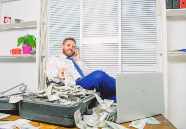 Yasadışı para kar kavramı. İşadamı başarılı anlaşmayı tartışmak. Dolandırıcı biliyor cep telefonu. Mali dolandırıcılık suçu. Adam telefon konuşma dolandırıcılık üzerinde para kazanmak. Şantaj ve para gasp