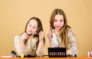 Makyaj sanatı. Kozmetik çanta kavramını keşfedin. Salon ve güzellik bakımı. Tıpkı makyajla oynamak gibi. Makyaj kursları. Çocuklar küçük kızlar Kozmetik seçin. Makyaj Mağazası. Tarzı ile deney