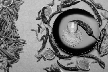 lezzetli renkli İtalyan Makarna, plaka ve malzemelerin dokulu arka plan üzerine