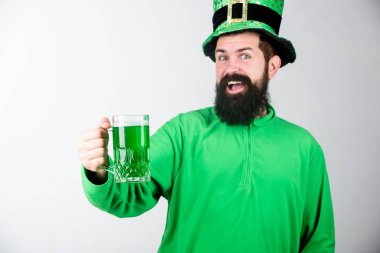 İrlandalı şansını yakalamaya. Leprikon şapka tutan hipster bira kupa. Sakallı adam Saint Patricks Günü için tost. Sakallı, yeşil bira içen İrlandalı bir adam. Kutlama Saint Patricks gün içinde Bar