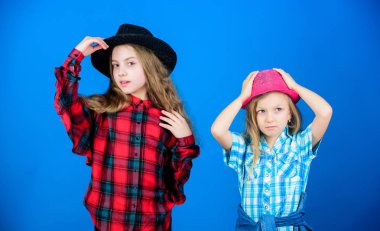 Cool Cutie moda kıyafeti. Mutlu çocukluk. Çocuk moda konsepti. Moda tarzımıza göz atın. Moda eğilimi. Kızlar çocuklar moda şapka giymek. Küçük Fashionista. Her şeyi Sister takipte