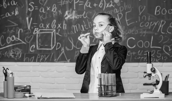 Biologie en scheikunde lessen. Schoolklassen. Observeren van chemische reacties. Chemische reactie veel spannender dan theorie. Meisje werken chemische experiment. Pedagogisch experiment. Natuurwetenschappen — Stockfoto