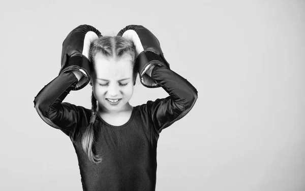 Riesgo de lesión. Aumento de las mujeres boxeadoras. Chica linda boxeador sobre fondo azul. Con gran poder viene una gran responsabilidad. Niño boxeador con guantes de boxeo. Boxeador femenino cambia actitudes dentro del deporte — Foto de Stock