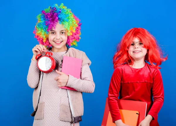 Discipline en tijd concept. Circus schoolonderwijs. Tijd om plezier te hebben. Kids kleurrijke krullend pruik clown stijl te houden alarmklok. Ik ben geen grapje over discipline. School alarm. Meisje zorgen te maken over de tijd — Stockfoto