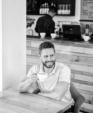 Adam adam içecekler kapuçino ahşap masa kafe sakallı. Cafe ziyaretçi mutlu güler yüz kahve içecek keyfini çıkarın. Genel Sağlık geliştirmek. Kendini düşünüyorsun için zaman ayırın. Kahve içenlere daha uzun yaşamak
