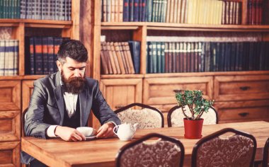 Adam okuma ve vintage roo kahve