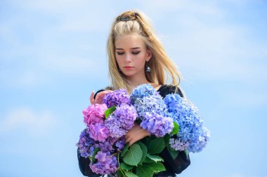 Kız ihale sarışın tutun hidangea buket. Cilt Bakımı ve güzellik tedavisi. Bahar çiçeği. Narin kadınlar için nazik çiçekler. Genç cildin hassaslığı. Saf güzellik. Bahar sezonu güzelliği