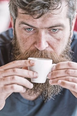 Hipster içme kahve kapatın. Kafein şarj. Sakal ve bıyık ve kahve olan adam. Sakallı adam kokusu taze espresso keyfini çıkarın. Adam espresso kahve ile rahatlatıcı. Kahve molası kavramı