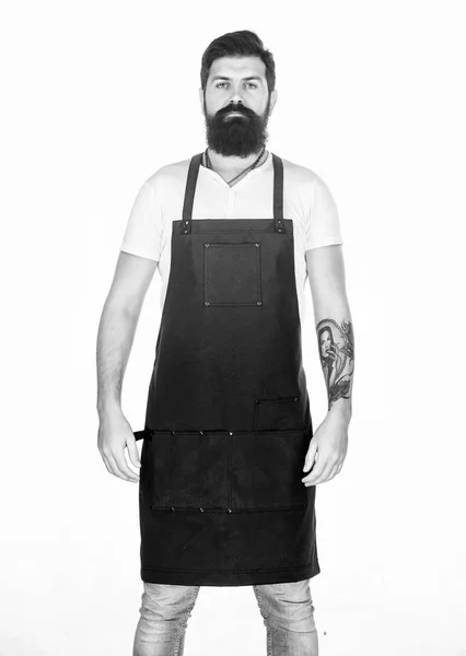 Kapper kapsalon voor mannen. Man brute bebaarde hipster met snor dragen schort uniform. Barbershop personeel. Baard grooming salon. Goed verzorgd macho kapper. Hipster stijl. Barbershop concept — Stockfoto