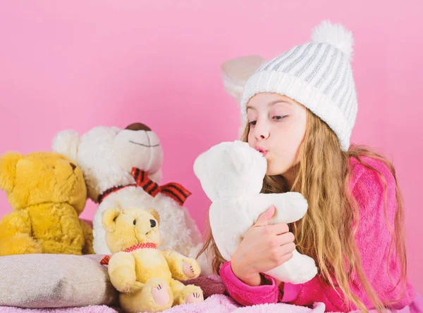Dziecko dziewczynka pobawic Pluszak Miś na różowym tle. Misie pomóc dzieciom obsługiwać emocje i ograniczyć stres. Nosi kolekcja zabawek. Dziecko dziewczynka figlarny przytrzymaj Pluszowa zabawka Miś — Zdjęcie stockowe