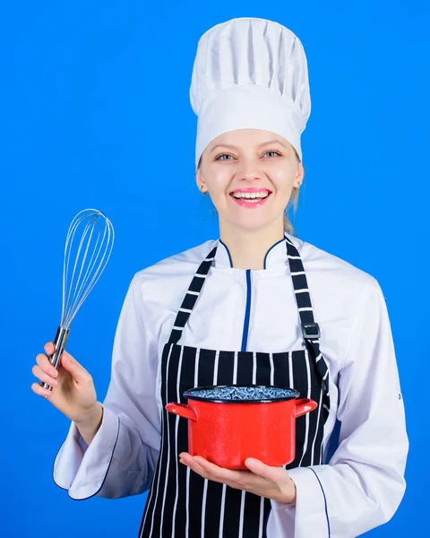 Garantir o melhor desempenho. Chef profissional sorrindo com fogão e ferramenta de chicotadas. Bonita empregada de cozinha com ferramenta de batedeira e panela. Cozinheiro feliz segurando panela e ferramenta de trabalho. Ferramenta de cozinha e utensílio — Fotografia de Stock