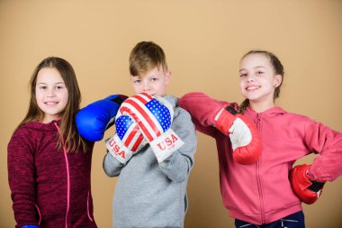Fitness diyeti. enerji sağlığı. yumruk nakavt. Çocukluk aktivitesi. Spor başarısı. Takım kavgası. spor küçük kız ve çocuk boksör egzersiz. boks eldiven çocuklar. Spor yaşam yoludur