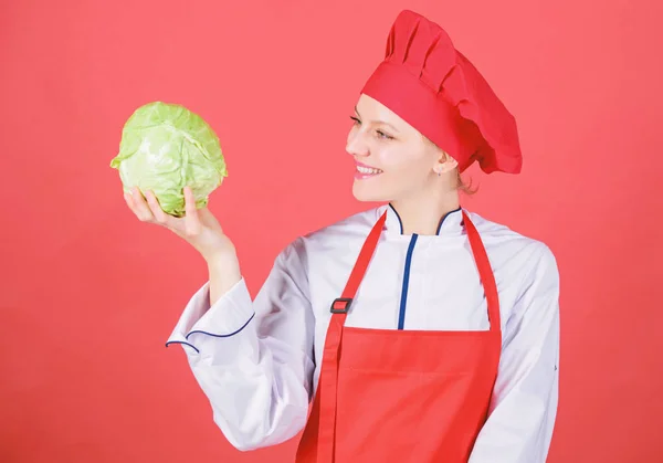 Gezond vegetarisch recept ingrediënt. Gezonde rauwkost. Dieet concept. Eet gezond. Meisje slijtage hoed en schort houdt groente. Gezonde voeding. Professionele chef-kok vrouw houden hele kool plantaardige — Stockfoto