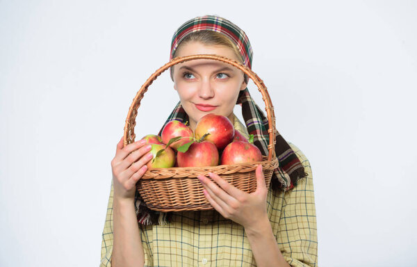 сельскохозяйственная концепция. здоровые зубы. Счастливая женщина ест яблоко. Садовая девушка с яблочной корзиной. весенний сбор. летние фрукты. витамины и диетическая пища. Женщина с корзиной, полной спелых яблок
