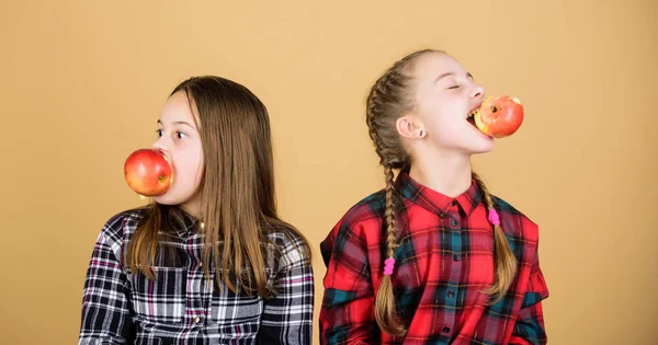 Подростки со здоровой закуской. Веселые дети веселятся и едят яблоки. Мы на здоровой диете. Здоровое питание и витамины. Девушки друзья едят яблочные закуски во время отдыха. Концепция школьных закусок — стоковое фото