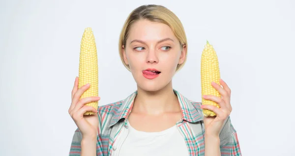 Concepto de tamaño. dientes sanos. Agropecuaria, campesina con maíz. cultivo de maíz. vitaminas y alimentos dietéticos. agricultura y cultivo. Mujer feliz comiendo maíz. cosecha de vegetales. concepto de paja o mamada —  Fotos de Stock