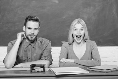 Ücretsiz program uygulanır. Kaç arkadaş üniversite okuyan öğrenciler. Üniversite hayatının tadını çıkarıyor. Adam ve kız sınıfta masada otur. Doğru cevap onların aklında. Kolej veya üniversite eğitimi