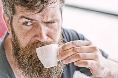 Kahve molası kavramı. Adam espresso kahve ile rahatlatıcı. Sıcak içeceğin tadını çıkarın. Açık kahve içme hippi. Sakal ve bıyık ve kahve olan adam. Sakallı adama rahatlatıcı Cafe Teras