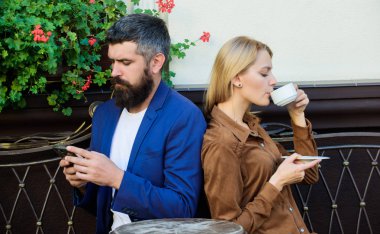 Çift aşk oturmak kafe Teras kahve tadını çıkarın. Adam gizli mesajlaşma eşi aldatıyor. Hile ve ihanet. Aile haftası. Evli güzel bir çift birlikte rahatlatıcı. Çift kafe Teras içecek kahve