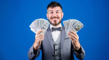 Dolar banknotlar ile billioner. büyük bir iş adamı. Finans ve ticaret. İş sporu başarısı. Piyango kazanan. mutlu sakallı adam çok para var. Zengin yakışıklı. Başarı elde