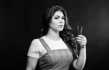 Kirpik aplikatör. Profesyonel kirpik uzatma cımbız. Makyaj sanatçısı. Kozmetik cımbız. Kız makyaj yüz cımbız kirpik uzatma için basılı tutun. Güzellik Salonu konsept. Cilt makyaj false lashes