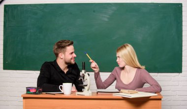 Sınavlara hazırlanıyor. Öğrenci yaşamı. Ders ve tahta. Öğretmenler günü. Okula dönüyoruz. Modern okul. Bilgi günü. Sınıfta bir kaç erkek ve kadın. Ev eğitimi. Mutlu çift