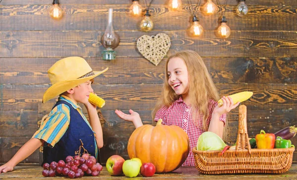 Zodpovědný za každodenní práci na farmě. Děti farmářů, kterou dívka chlapce zeleninu sklidit. Rodinná farma. Děti, které navštívily farma sklizeň dřevěné pozadí. Důvody, proč každé dítě by mělo dojít k zemědělství — Stock fotografie