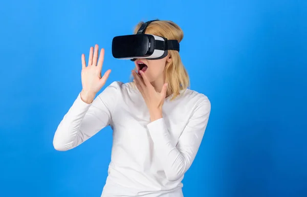 A nő a pohár virtuális valóság. Gyönyörű nő visel virtuális valóság szemüveg stúdióban. Nő a virtuális valóság headset. VR készülékek. — Stock Fotó