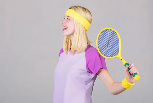 Loisirs actifs et passe temps. Tennis sport et divertissement. Fille adorable blonde jouer au tennis. Commencez à jouer. Sport pour maintenir la santé. Athlète tenir raquette de tennis dans la main. Concept de club de tennis — Photo