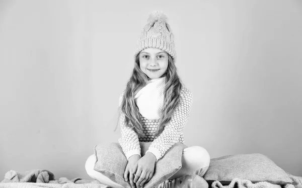 Зимняя мода. Девочка длинные волосы расслабляющий розовый фон. Зимняя мода для детей. Малыш улыбается, модель. Девочка носит симпатичную вязаную модную шляпу и удобную уютную одежду — стоковое фото