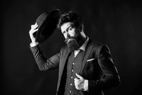 Bienvenue à bord. Un homme d'affaires en costume. Secret timide. Mode masculine formelle. Inspecteur en chapeau. Hipster mature avec barbe. Homme barbu gentleman. brutal caucasien hipster avec moustache — Photo