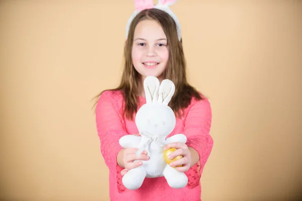 Fira påsk. Lycklig barn dom. Påsk aktiviteter för barn. Holiday Bunny liten flicka med långa Bunny öron. Barn söt Bunny kostym. Kid hålla anbud mjuk kanin leksak. Påsk dagen kommer — Stockfoto