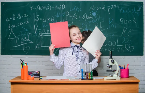 Teori och praktik. Observera kemiska reaktioner. Formell utbildnings skola. Pedagogiska experiment. Tillbaka till skolan. Skol klasser. Flickor studerar kemi i skolan. Biologi och kemi lektioner — Stockfoto