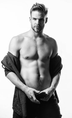 Baştan çıkarıcı maço seksi hissediyor. Çekici seksi vücut. Onun çekiciliğini kendinden emin. Zaman değişim giysi. Adam yakışıklı seksi soyuyor. Hipster seksi kas gövde elbiselerini al. Unleashed arzu