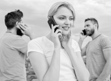 Kablosuz iletişim. İnsan ve teknoloji. Cep telefonlarında konuşan arkadaşlar grubudur. Modern insan akıllı açık. Hareket eden telefon Kullanıcı. Mobil iletişim teknolojisini kullanarak