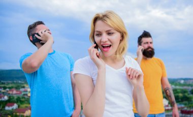 Arkadaşlar çatıda telefon kullanarak konuşuyor. Akıllı telefon birlikte. 