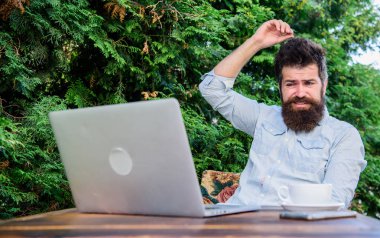 Online dergi için yazı yazın. Sakallı hipster laptop internet sörf. Adam ilham arıyor. Muhabir gazeteci günlük rutin. İnternette çalışıyorum. Konu yazma bulun. Çevrimiçi kitle iletişim görevlisi