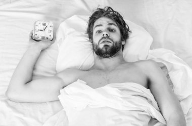 Esneme ve germe kollarını yukarı yakışıklı adam. Neşeli genç adam sabah uyku sonra uyanıyor. Rutin.