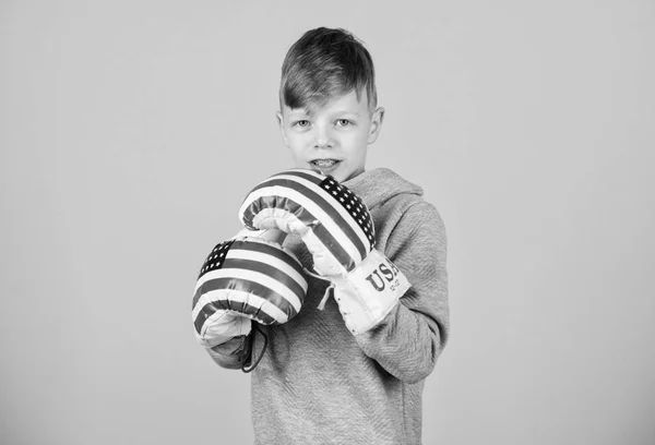 Etats Unis jour de l'indépendance. Heureux enfant sportif en gants de boxe. entraînement du petit garçon boxeur. K.O. Satisfait de son travail. En forme. santé énergétique. Succès sportif. vêtements de sport mode — Photo