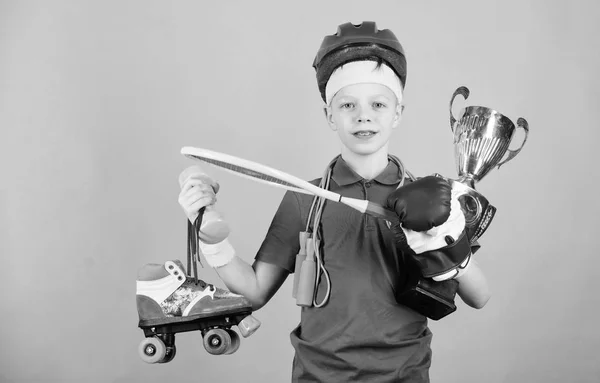 El éxito de la competición deportiva. Actividad infantil. Fitness y dieta. Energía. Ejercicio de gimnasia de adolescente. Deporte y salud. Feliz niño deportista mantenga copa campeón. competición en el deporte. competencia infantil — Foto de Stock