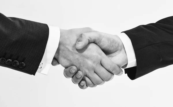 Si stringe la mano all'incontro. Un gesto amichevole. Stretta di mano dopo aver firmato un accordo redditizio. Concetto gesto stretta di mano. Accordo commerciale di partenariato. Affare di successo handshake sfondo bianco — Foto Stock