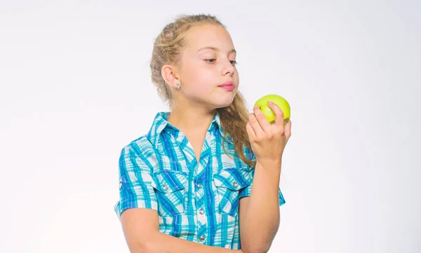 Διατροφή βιταμίνη περιεχόμενο της apple. Βιταμίνη διατροφή έννοια. Η καλή διατροφή είναι απαραίτητη για την καλή υγεία. Μάθετε ποιες βιταμίνες και ανόργανα συστατικά το σώμα σας χρειάζεται. Παιδί κορίτσι τρώνε φρούτα πράσινο μήλο — Φωτογραφία Αρχείου