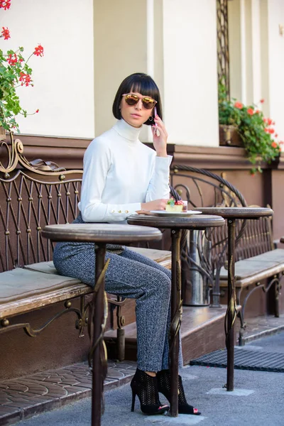 Flicka fashionabla dam med smartphone. Fritid koncept. Kvinna attraktiv elegant brunett tillbringa fritid Café terrass bakgrund. Trevlig tid och fritid. Ring till vän. Slappna av och fika — Stockfoto