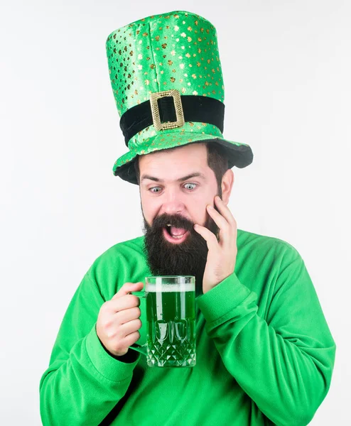 Алкоголь потребление неотъемлемой частью святого Патрика день. Откройте для себя культуру. Ирландская традиция Мужчина жестокий бородатый хипстер пьет пинтовое пиво. Ирландский паб. Зеленая пивная кружка. Пить пиво часть празднования — стоковое фото